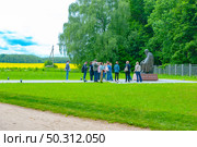 Усадьба Даровое. Экскурсанты у памятника Ф.М. Достоевского (2011 год). Редакционное фото, фотограф Зобков Юрий / Фотобанк Лори