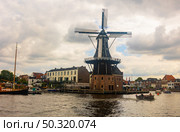 Old windmill de Adrian in Haarlem, Netherlands (2022 год). Редакционное фото, фотограф Яков Филимонов / Фотобанк Лори