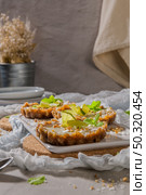 Lime vegan tarts with grated coconut  and crunchy peanuts. Citrus cake. Date, walnut, almond and hazelnut base. Стоковое фото, агентство Ingram Publishing / Фотобанк Лори