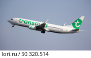 SPAIN, BARCELONA - AUGUST 18, 2023: Transavia Boeing 737-700 airplane takes off from Barcelona. Редакционное фото, фотограф Яков Филимонов / Фотобанк Лори
