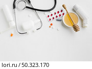 asthma inhaler with medical treatment honey. Стоковое фото, агентство Ingram Publishing / Фотобанк Лори