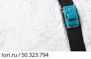 close up view of blue toy car with snow. Стоковое фото, агентство Ingram Publishing / Фотобанк Лори