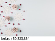 collection paper snowflakes snags berries. Стоковое фото, агентство Ingram Publishing / Фотобанк Лори