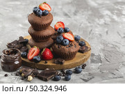 high view tasty cupcake marble background. Стоковое фото, агентство Ingram Publishing / Фотобанк Лори
