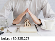 realtor gesturing house . Resolution and high quality beautiful photo. realtor gesturing house . High quality and resolution beautiful photo concept. Стоковое фото, агентство Ingram Publishing / Фотобанк Лори