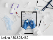 top view doctor holding covid vaccine. Resolution and high quality beautiful photo. top view doctor holding covid vaccine. High quality and resolution beautiful photo concept. Стоковое фото, агентство Ingram Publishing / Фотобанк Лори