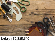 top view scissors with thread thimble. Resolution and high quality beautiful photo. top view scissors with thread thimble. High quality and resolution beautiful photo concept. Стоковое фото, агентство Ingram Publishing / Фотобанк Лори