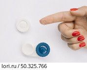 woman showing camera contact lenses eyeglasses. Resolution and high quality beautiful photo. woman showing camera contact lenses eyeglasses. High quality and resolution beautiful photo concept. Стоковое фото, агентство Ingram Publishing / Фотобанк Лори
