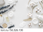 flat lay natural cosmetics with cleaning disks. Resolution and high quality beautiful photo. flat lay natural cosmetics with cleaning disks. High quality beautiful photo concept. Стоковое фото, агентство Ingram Publishing / Фотобанк Лори