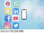 paper cut outs social media icons arranged near smartphone. Resolution and high quality beautiful photo. paper cut outs social media icons arranged near smartphone. High quality beautiful photo concept. Стоковое фото, агентство Ingram Publishing / Фотобанк Лори