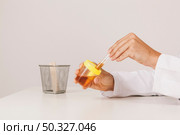 urine test doctor s hands. Beautiful photo. urine test doctor s hands. Стоковое фото, агентство Ingram Publishing / Фотобанк Лори
