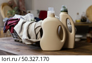 detergent bottles clothes arrangement. High resolution photo. detergent bottles clothes arrangement. High quality photo. Стоковое фото, агентство Ingram Publishing / Фотобанк Лори