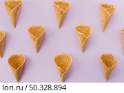 unfilled short waffle ice cream cornet. High resolution photo. unfilled short waffle ice cream cornet. High quality photo. Стоковое фото, агентство Ingram Publishing / Фотобанк Лори