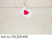 envelope with heart hanging rope. High resolution photo. envelope with heart hanging rope. High quality photo. Стоковое фото, агентство Ingram Publishing / Фотобанк Лори