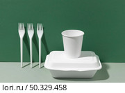 fast food containers forks. High resolution photo. fast food containers forks. High quality photo. Стоковое фото, агентство Ingram Publishing / Фотобанк Лори