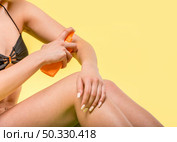 woman sitting applying sunscreen skin. High resolution photo. woman sitting applying sunscreen skin. High quality photo. Стоковое фото, агентство Ingram Publishing / Фотобанк Лори