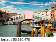 Rialto bridge and gondolas in Venice, Italy. Стоковое фото, агентство Ingram Publishing / Фотобанк Лори