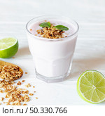 jar yogurt half cutted lime. High resolution photo. jar yogurt half cutted lime. High quality photo. Стоковое фото, агентство Ingram Publishing / Фотобанк Лори