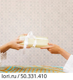 gifting concept decorated table. High resolution photo. gifting concept decorated table. High quality photo. Стоковое фото, агентство Ingram Publishing / Фотобанк Лори