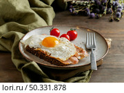 breakfast with egg bacon tomatoes high angle. High resolution photo. breakfast with egg bacon tomatoes high angle. High quality photo. Стоковое фото, агентство Ingram Publishing / Фотобанк Лори