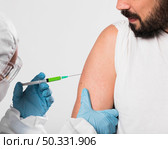 close up bearded man being vaccinated. High resolution photo. close up bearded man being vaccinated. High quality photo. Стоковое фото, агентство Ingram Publishing / Фотобанк Лори
