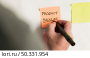 close up sticky note with product backlog. High resolution photo. close up sticky note with product backlog. High quality photo. Стоковое фото, агентство Ingram Publishing / Фотобанк Лори