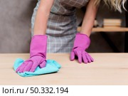midsection female janitor wiping wooden table with cloth. High resolution photo. midsection female janitor wiping wooden table with cloth. High quality photo. Стоковое фото, агентство Ingram Publishing / Фотобанк Лори