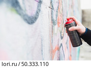 artist painting graffiti with spray can. Стоковое фото, агентство Ingram Publishing / Фотобанк Лори