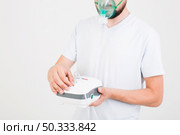 man setting medical nebulizer. Стоковое фото, агентство Ingram Publishing / Фотобанк Лори