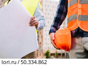 close up men with safety vests helmet. Стоковое фото, агентство Ingram Publishing / Фотобанк Лори