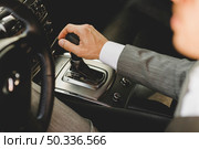 elevated view businessman driving car moving transmission shift gear. Стоковое фото, агентство Ingram Publishing / Фотобанк Лори
