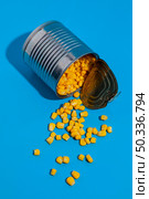overturned tin can filled with corn. Стоковое фото, агентство Ingram Publishing / Фотобанк Лори