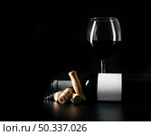 wineglass bottle near corkscrew corks. Стоковое фото, агентство Ingram Publishing / Фотобанк Лори