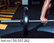 close up man s hand lifting barbell. Стоковое фото, агентство Ingram Publishing / Фотобанк Лори