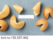 flat lay fortune cookies with blank note. Стоковое фото, агентство Ingram Publishing / Фотобанк Лори