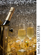 golden view with champagne bottle. Стоковое фото, агентство Ingram Publishing / Фотобанк Лори