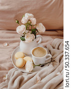 morning coffee with macarons flowers. Стоковое фото, агентство Ingram Publishing / Фотобанк Лори