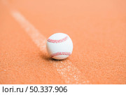 white baseball pitch. Стоковое фото, агентство Ingram Publishing / Фотобанк Лори
