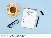 top view 2020 resolutions plan with coffee glasses. Стоковое фото, агентство Ingram Publishing / Фотобанк Лори