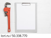 wrench blank paper. Стоковое фото, агентство Ingram Publishing / Фотобанк Лори