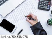 hand holding fountain pen office desk. Стоковое фото, агентство Ingram Publishing / Фотобанк Лори
