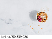 ice cream with raspberry wafer. Стоковое фото, агентство Ingram Publishing / Фотобанк Лори