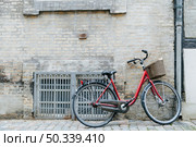 bicycle cobblestone pavement. Стоковое фото, агентство Ingram Publishing / Фотобанк Лори