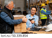 employees working warehouse. Стоковое фото, агентство Ingram Publishing / Фотобанк Лори