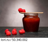 front view raspberry jam jar. Стоковое фото, агентство Ingram Publishing / Фотобанк Лори