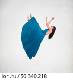 long shot brunette woman dress levitating. Стоковое фото, агентство Ingram Publishing / Фотобанк Лори