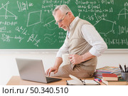 senior professor sitting desk typing laptop. Стоковое фото, агентство Ingram Publishing / Фотобанк Лори