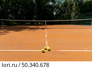 tennis court with tennis balls ground. Стоковое фото, агентство Ingram Publishing / Фотобанк Лори