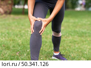 close up woman with knee ache. Стоковое фото, агентство Ingram Publishing / Фотобанк Лори