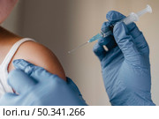doctor with gloves administering little child vaccine. Стоковое фото, агентство Ingram Publishing / Фотобанк Лори